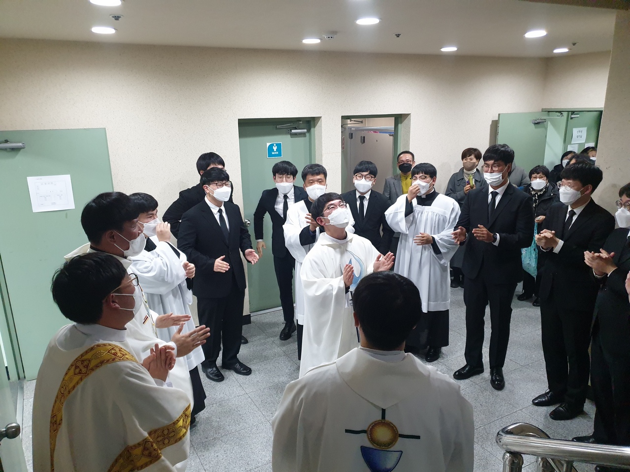 신승혁 새사제 후배들의 축하.jpg